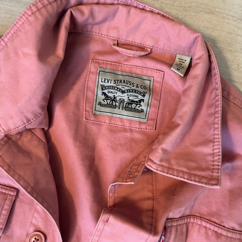 Rose Levi’s denim jacket 🌸